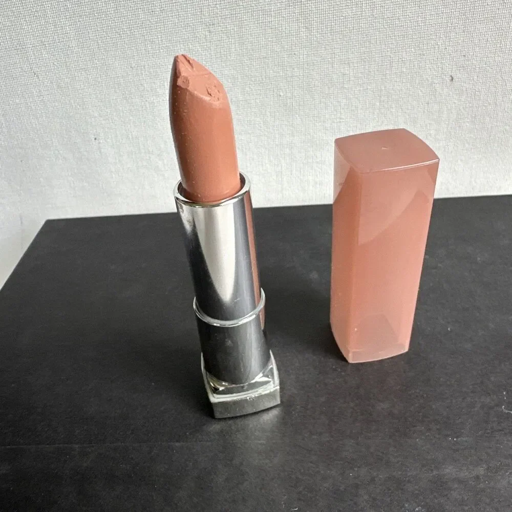 Maybelline COLOR SENSATIONAL Lipstick 915 BLUSHING BEIGE, tip imperfection